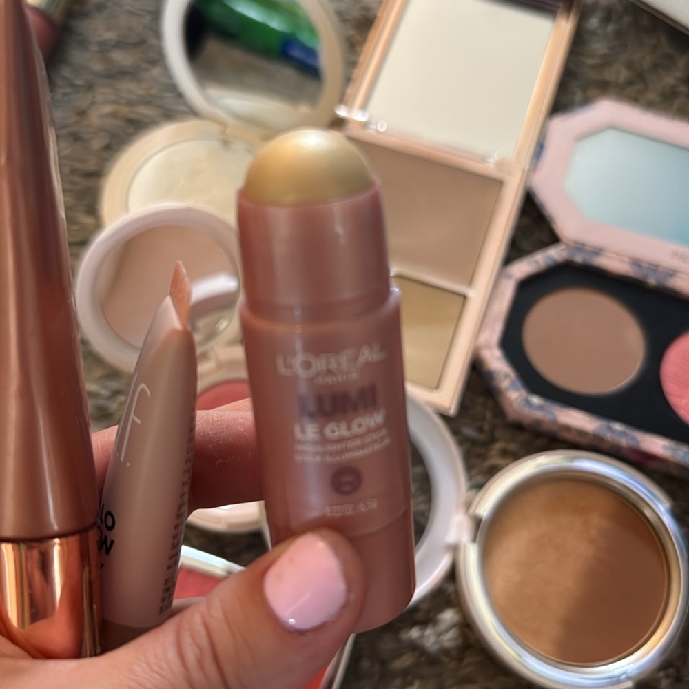 MAKEUP STASH - Picture 16 of 17